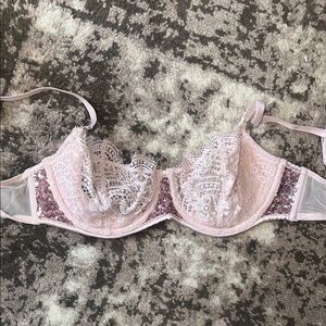 Delicate Lace Underwire Bra in Light Pink